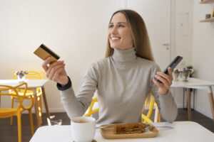 Exploring Rewards Credit Cards: Choosing Wisely Between Cashback and Travel Miles