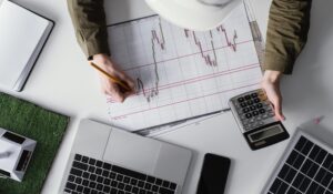 Investing Wisely with $100 or Less: Easy and Effective Techniques to Begin Your Journey